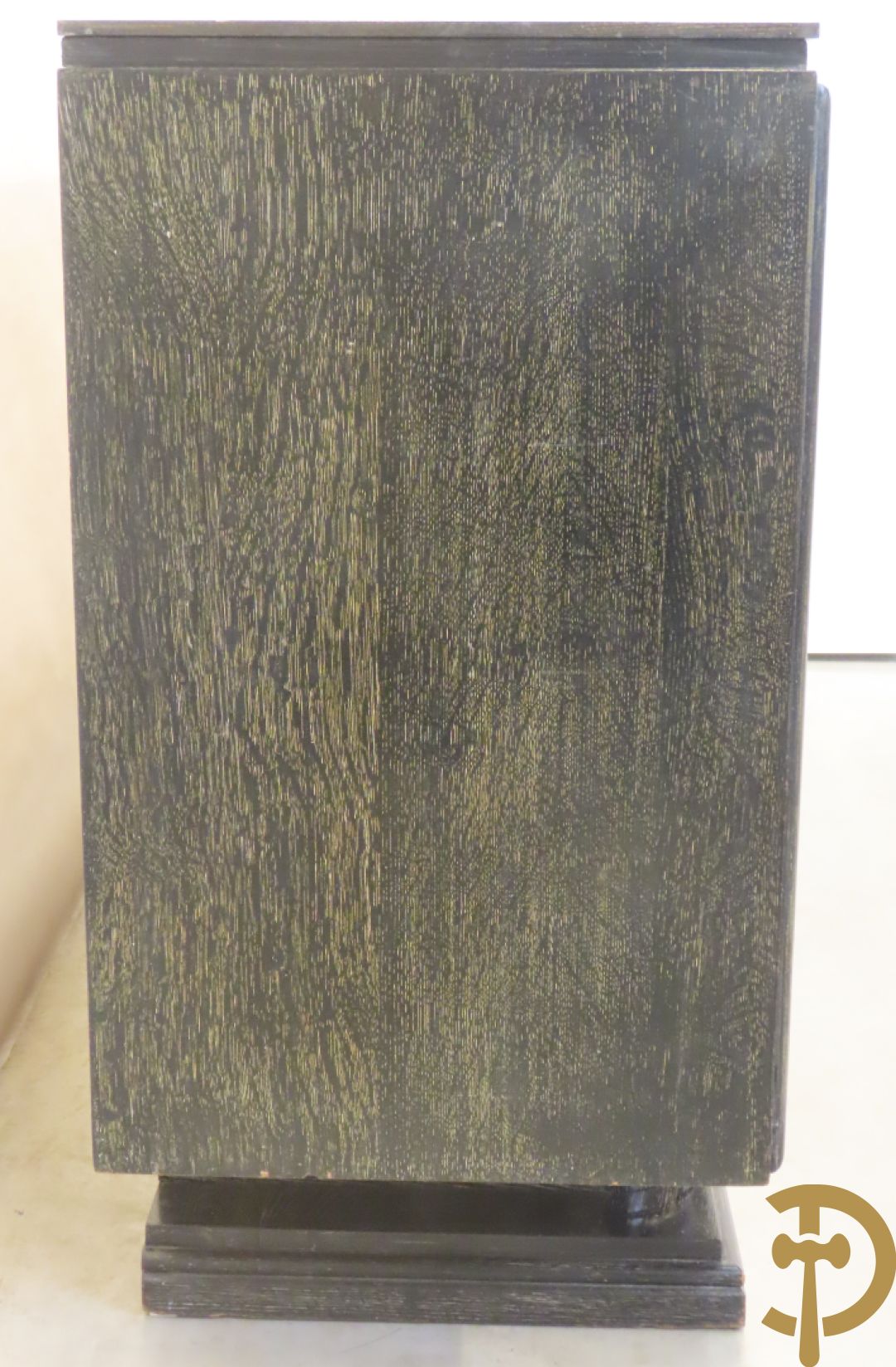 Art deco dressoir met 2 deuren en koperen baguette op sokkel