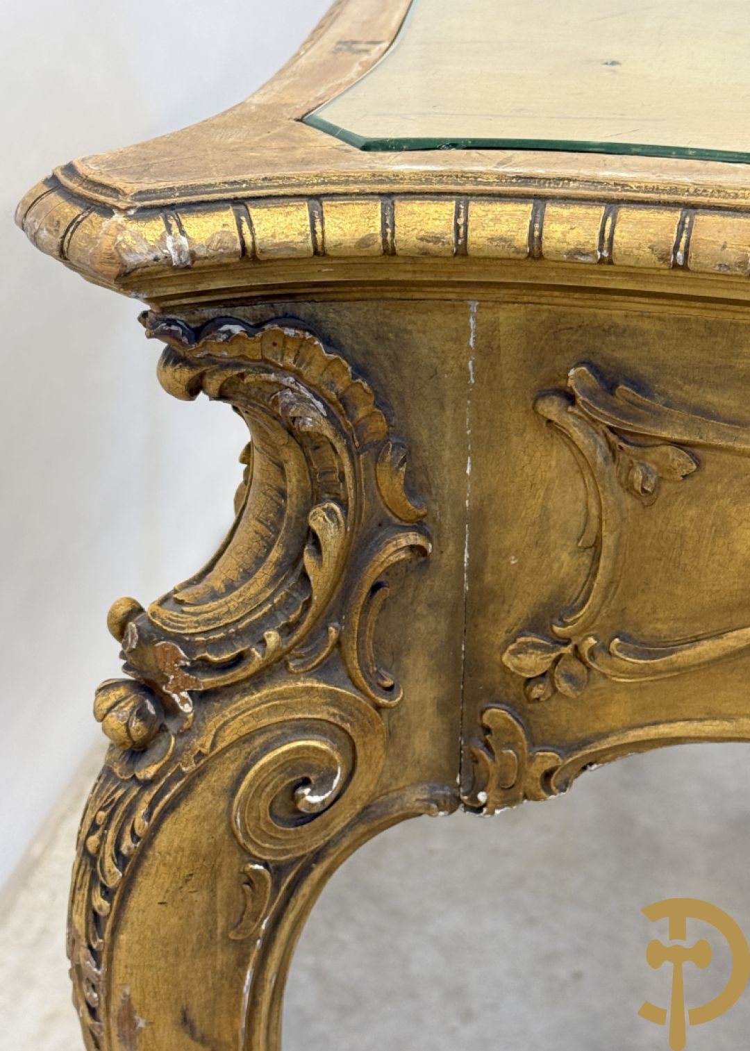 Vergulde tafel met rocailles en geslepen glazen blad op voluutvormige poten, Louis XV stijl