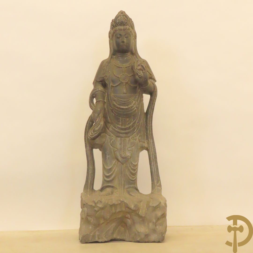 Aziatisch handgesculpteerd stenen beeld van een staande boedha