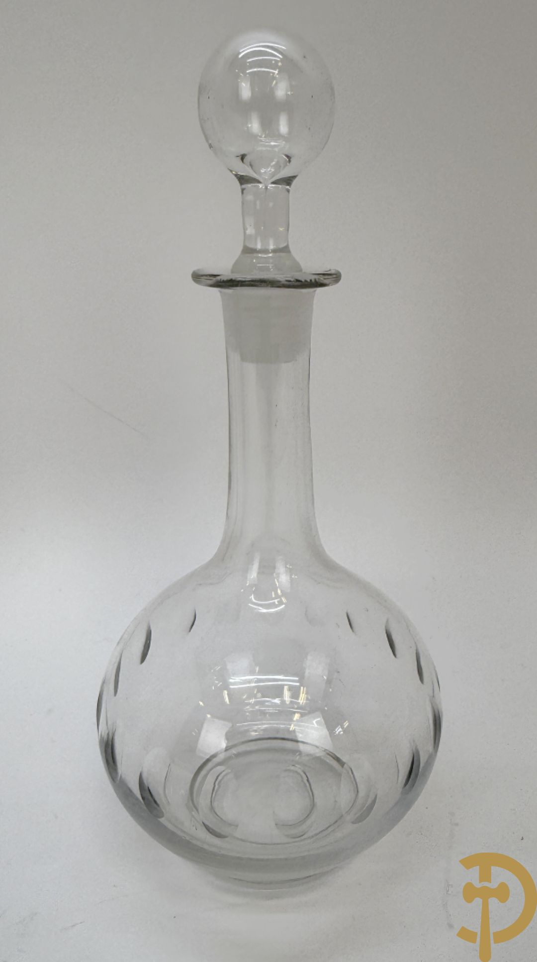 Paar diamantgeslepen karaffen + 5 andere karaffen