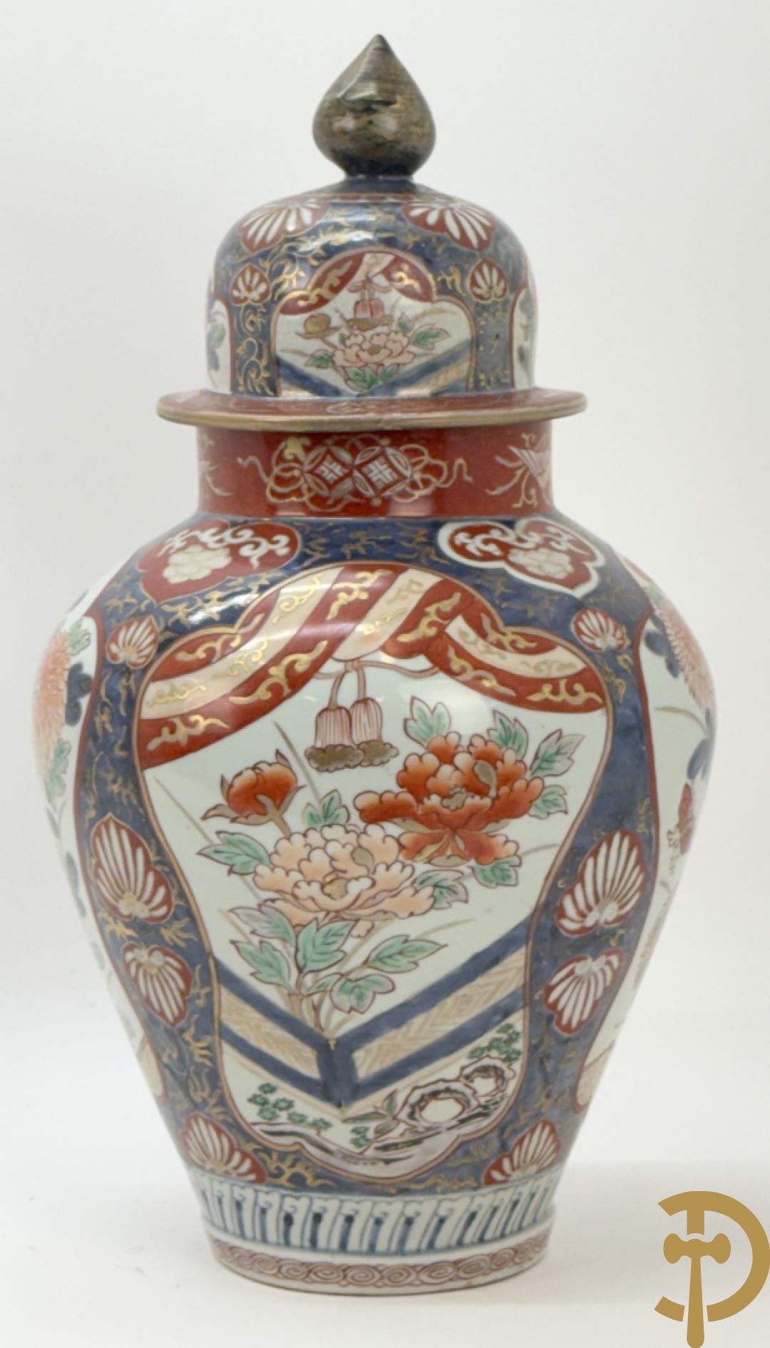 Japanse imari dekselpotiche met rood/blauw decor van bloemen in cartouches