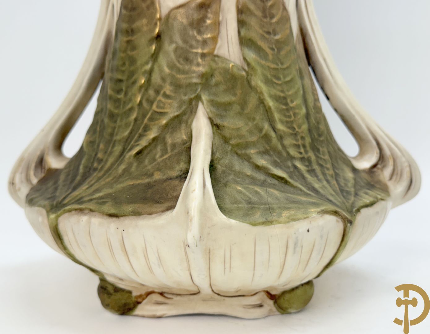 Paar Royal Dux vazen met bloemen bezet