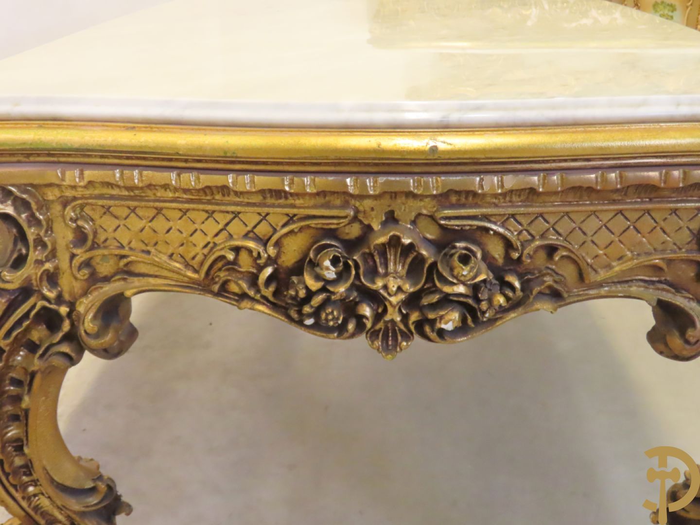 Uitzonderlijke vergulde Louis XV eetkamer bestaande uit vijfdeursdressoir met voluutvormige accanthusranken en rocailles, beschilderd met bloemenmotieven en centraal tafererel met hoornen des overvloeds + bijhorende spiegel vergulde tafel op voluutvormige poten met zes bijhorende stoelen + vitrine met accanthusranken en centrale deur, op voluutvormige poten