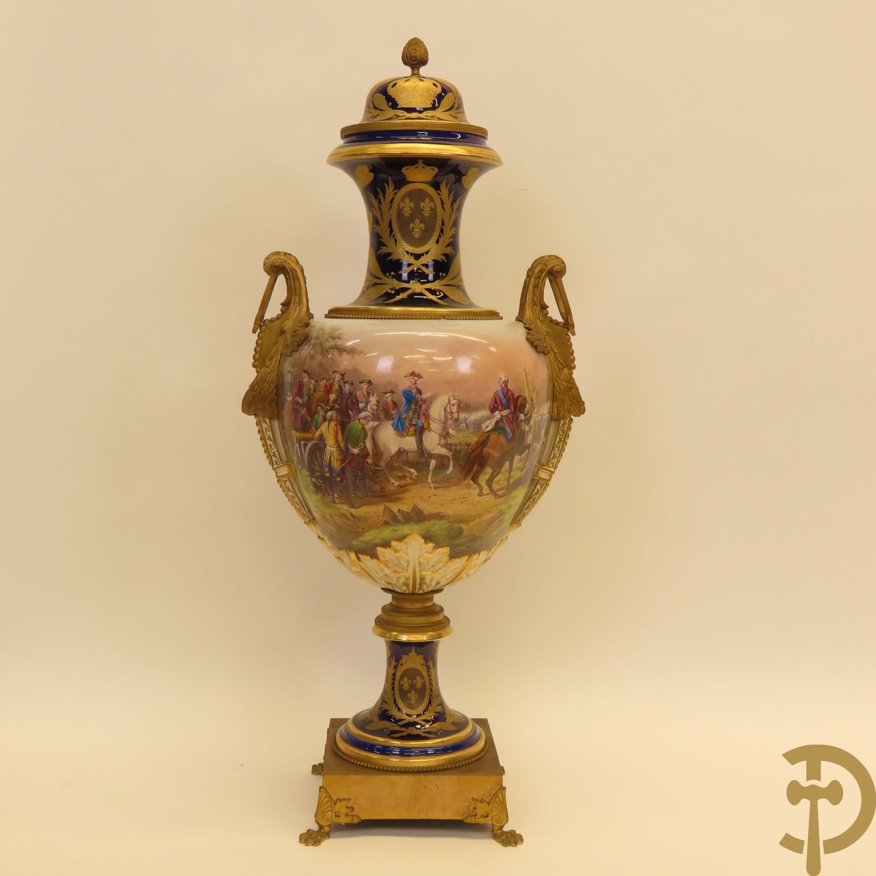 Grote porseleinen Sèvres vaas met dubbel decor van cavalerie, slagveldtaferelen en zicht op kasteel, DESPREZ H. getekend in het decor - bovenaan met verguld decor en zijdelings met bronzen oren en accanthusranken - deksel met Sèvres merkteken - op vierkante bronzen sokkel met klauwepoten