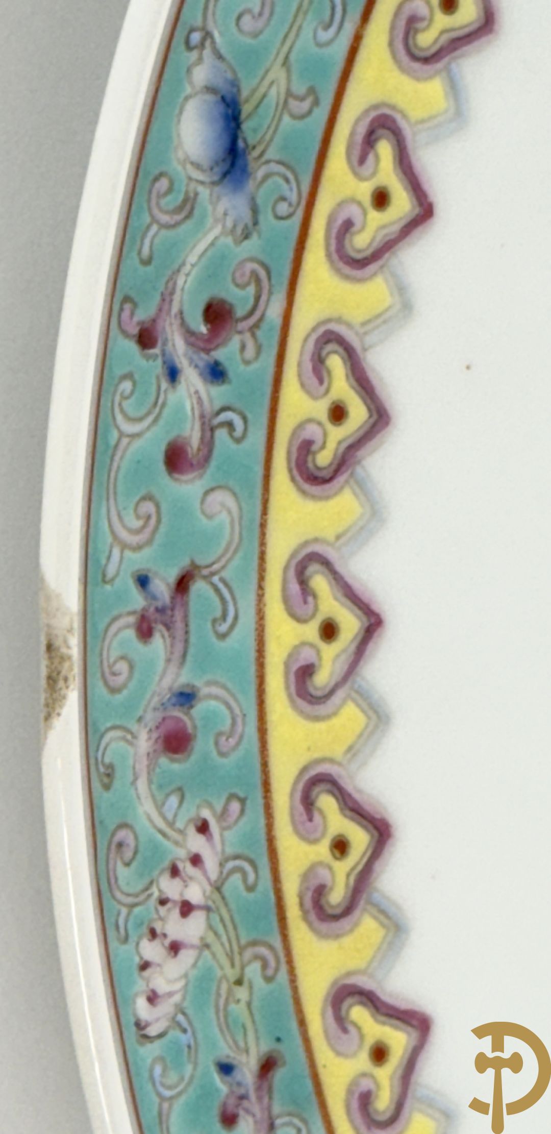 Paar porseleinen Chinese republieksbordjes met decor van dames in landschap