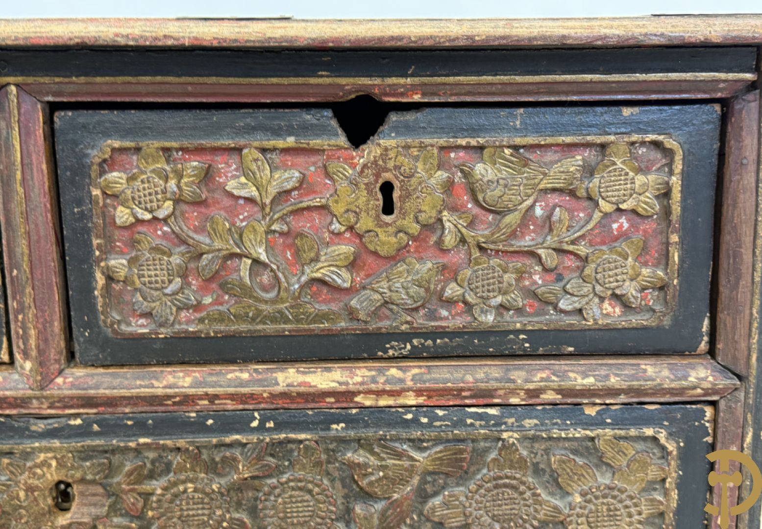 Indonesisch laag ladenkastje met sculptuur van accanthusranken en koperbeslag