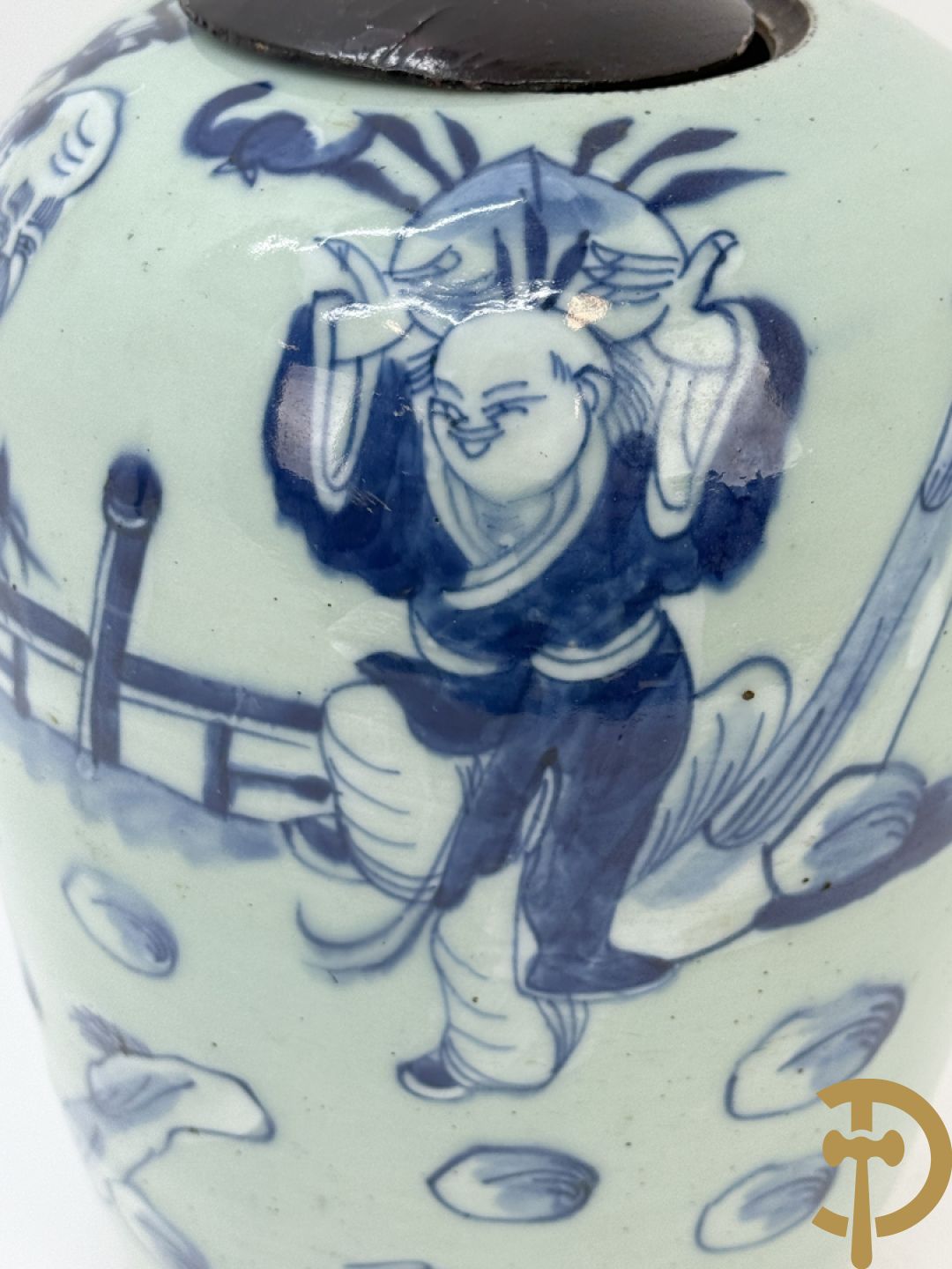 Chinese blauw/wit dekselpotiche met wijsgeer en dansende personages