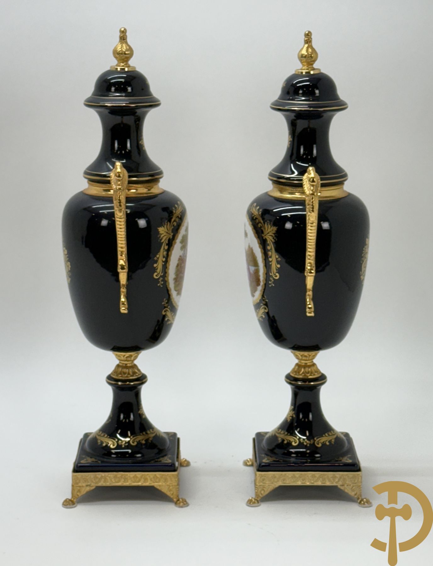 Paar kobaltblauwe siervazen met romantisch decalcomanie decor bezet met bronzen armen