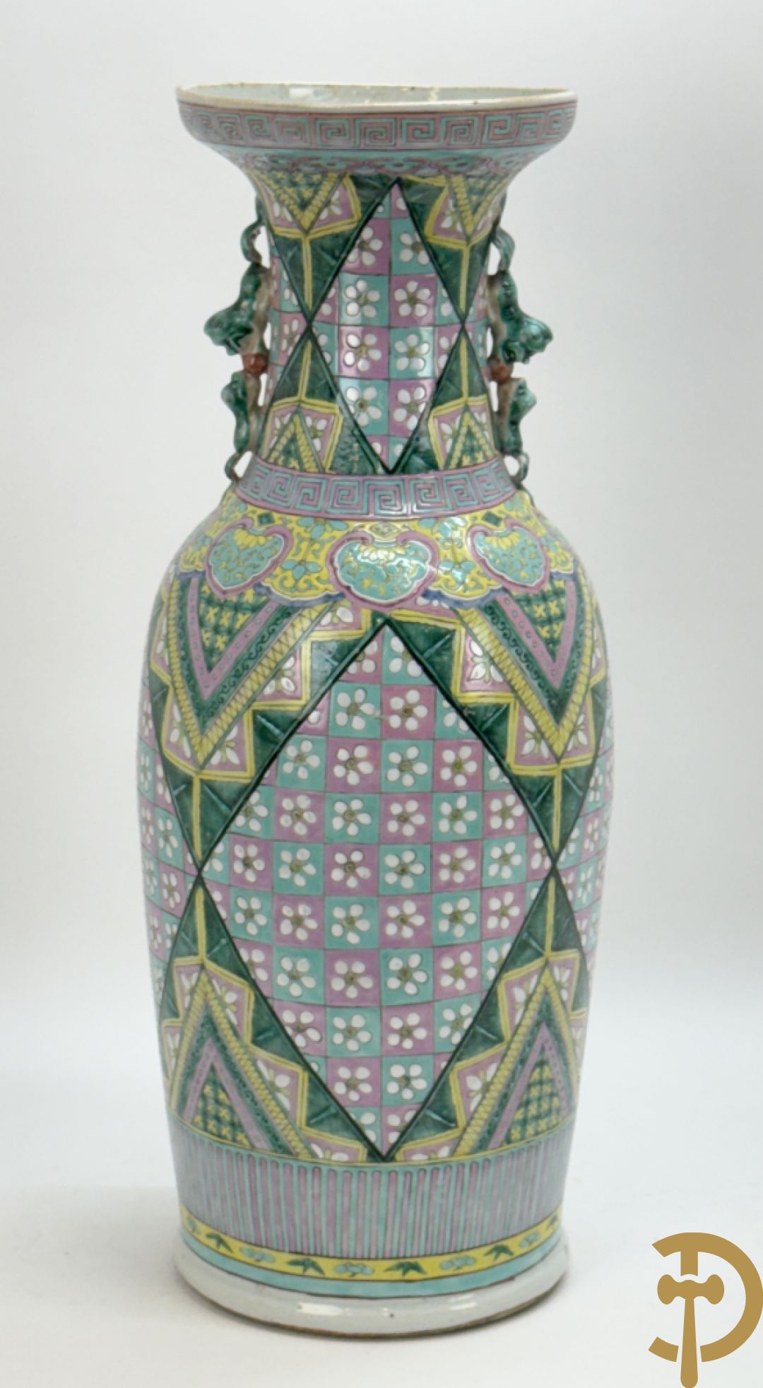 Chinese porseleinen vaas met ruitvormen en geometrische patronen, bovenaan met fo honden bezet