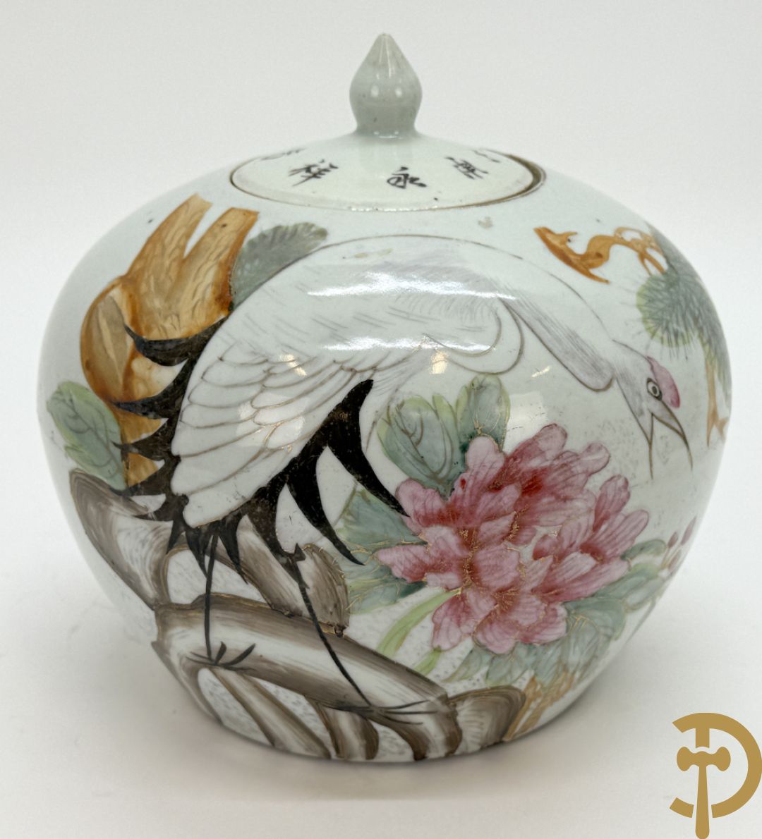 Twee rolvazen met bloemen- en vogeldecor + dekselpotiche met vogeldecor + Chinese vaas met decor van dames en kinderen