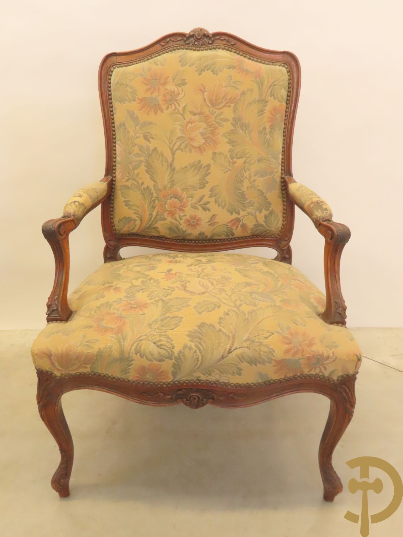 Paar Louis XV armzetels met rocailles, voluutvormige poten en armleuningen