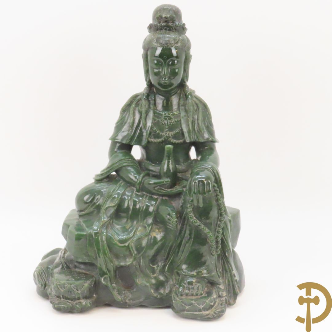 Handgesculpteerde geisha met flesje in de hand in groene jade
