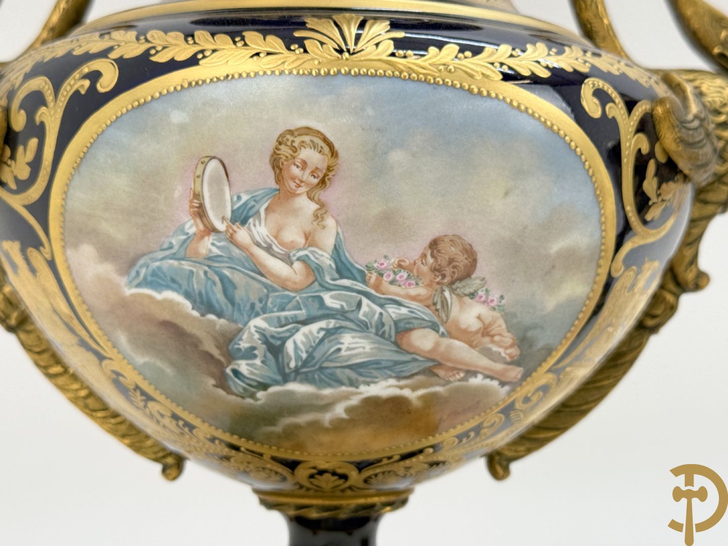 Paar porseleinen Sèvres cassolettes met handbeschilderd romantisch decor op blauwe fond, zijdelings met bronzen zwanen, Chateaux de Sceaux  gemerkt onderaan, Missant J. getekend