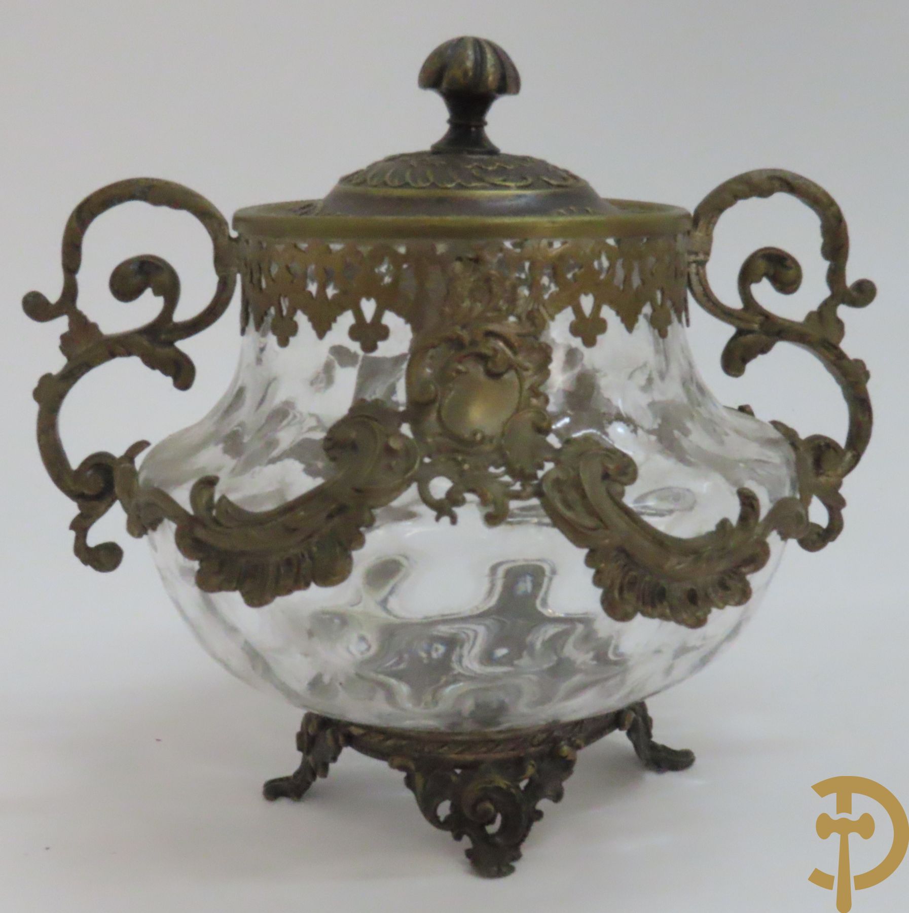 Twee decanteurs + olie- en azijnstel + 2 schenkkannen + twee-orig dekselpotje