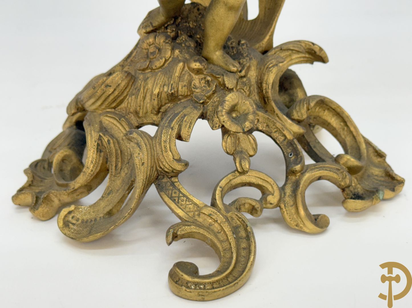 Driedelige vuurvergulde bronzen garnituur, Louis XV stijl, bestaande uit middenstuk met klok omgeven door musicerende cupido