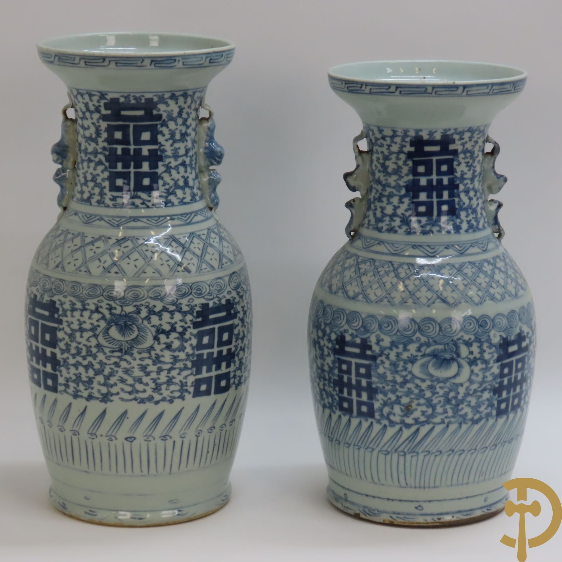 Twee Chinese porseleinen vazen met blauw/wit decor en Chinese tekens