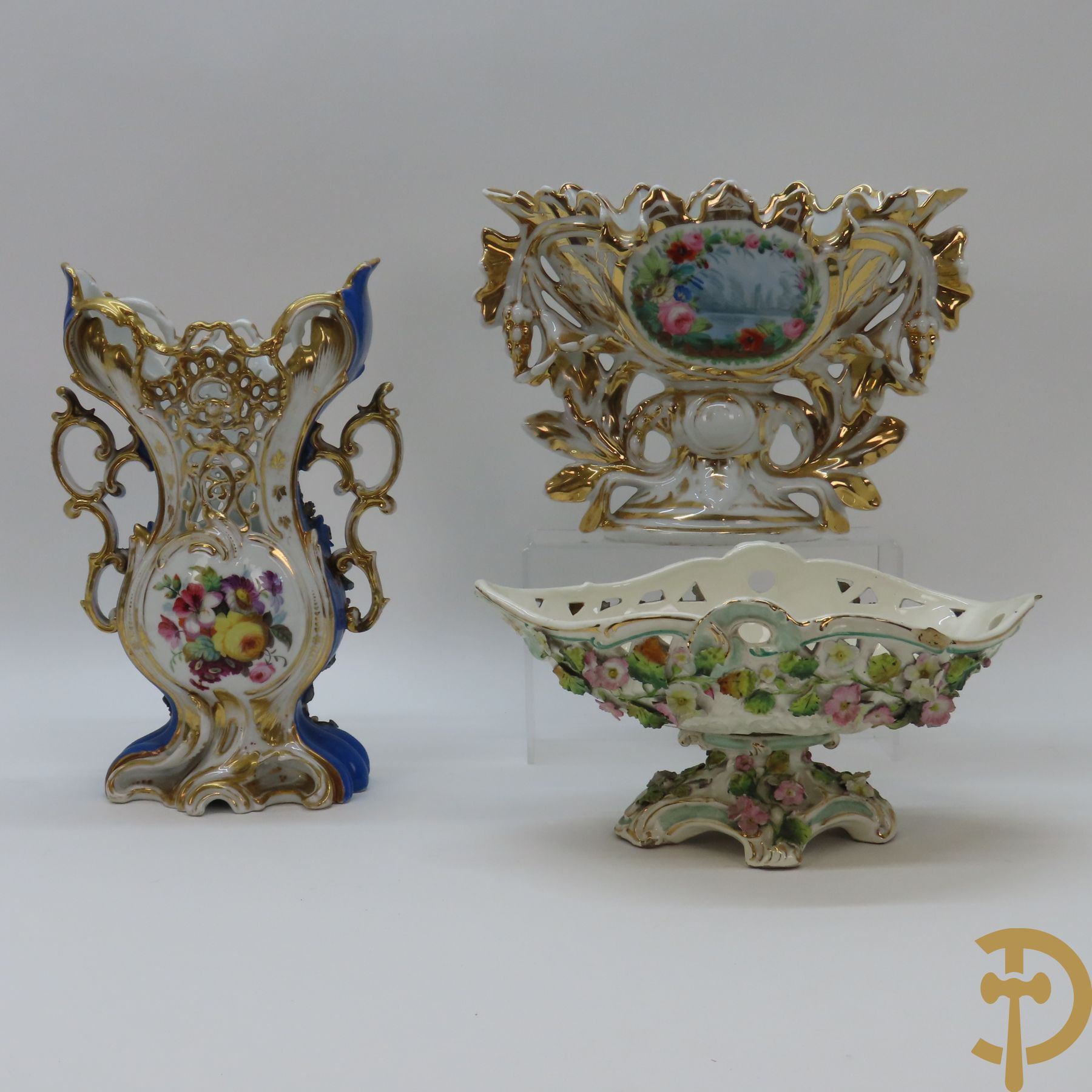 Porseleinen Franse cornetvaas geajoureerd met bloemenmotief, Vieux Paris + Vieux Paris coupe + porseleinen coupe met bloemenmotieven bezet