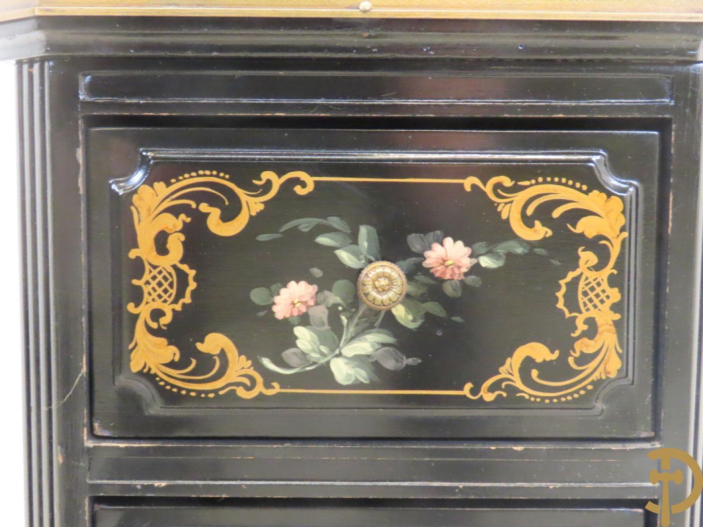 Zwart gelakt bijzetkastje met  2 lades beschilderd met bloemenmotieven, bovenaan met marmeren blad