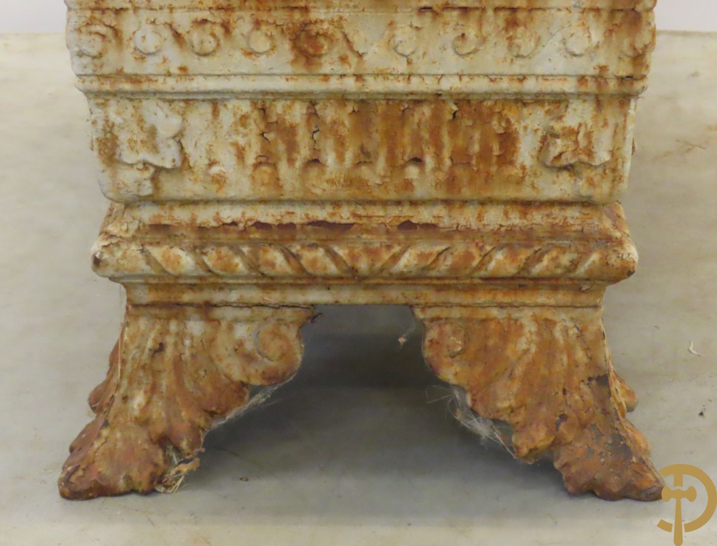 Gietijzeren jardinière met accanthusranken en sierkrans