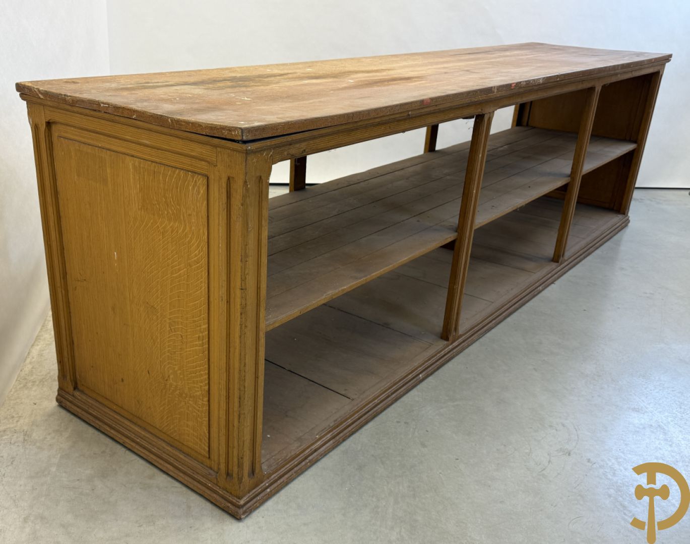 Pine winkeltoog met étagère in faux bois beschilderd