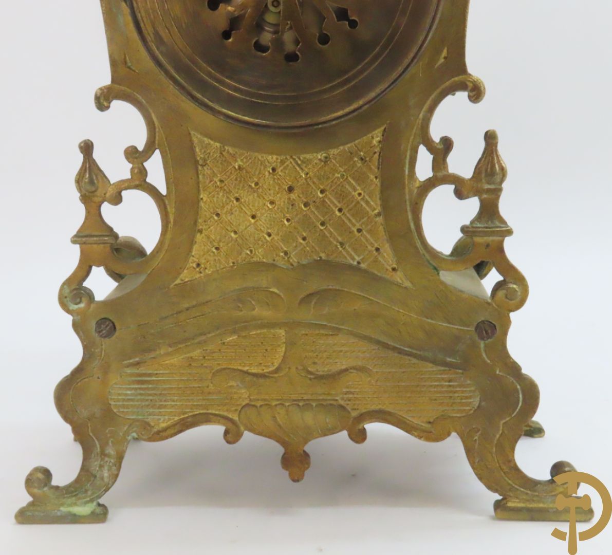 Bronzen pendule, Louis XV stijl, bezet met email, Champlève decor