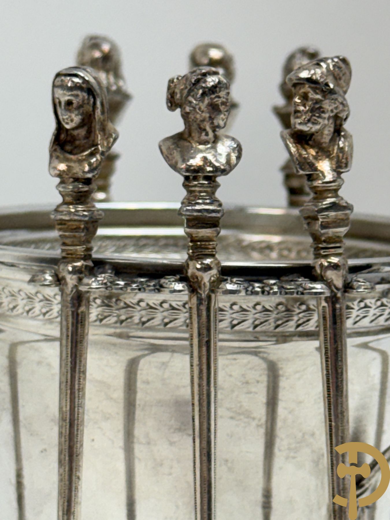 Massief zilveren suikerpot met 12 bijhorende massief zilveren lepeltjes bezet met koppen naar de antieken