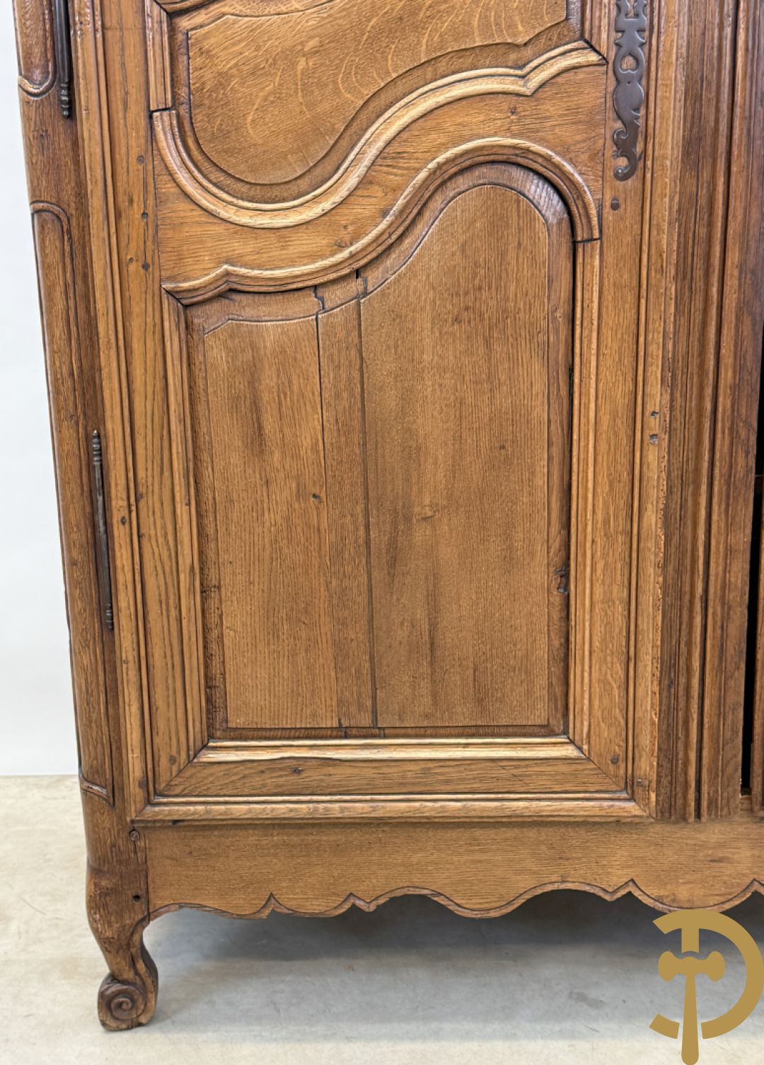 Massief eiken tweedeurskast met afgestoken panelen en gezwaaide moluren