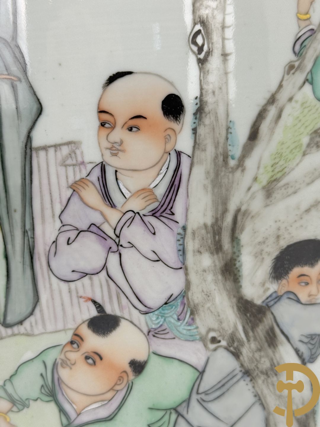 Chinese porseleinen vaas met decor van wijsgeer omgeven door kinderen