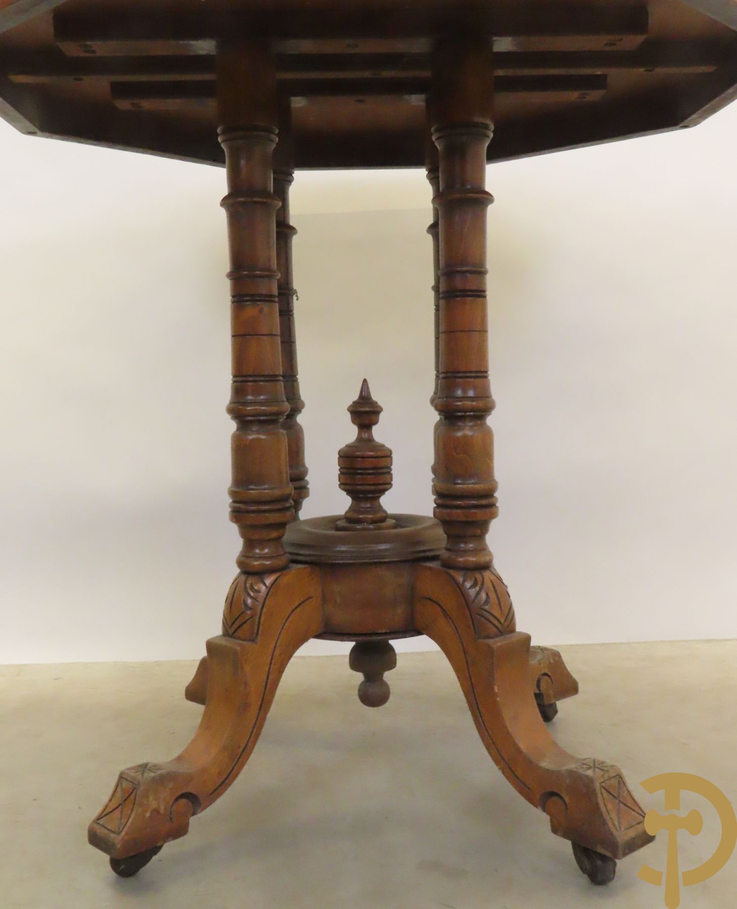 Achthoekige bijzettafel met marqueterie op vierpikkel