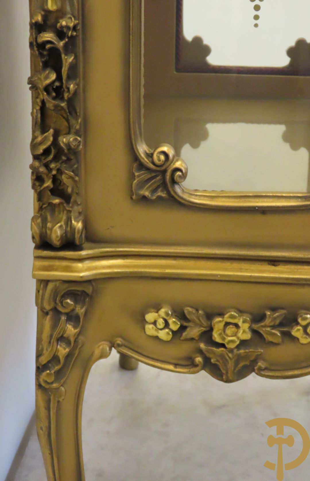 Vergulde vitrine met accanthusranken en ornamentiek in de ruiten geslepen, bovenaan bezet met marmeren blad