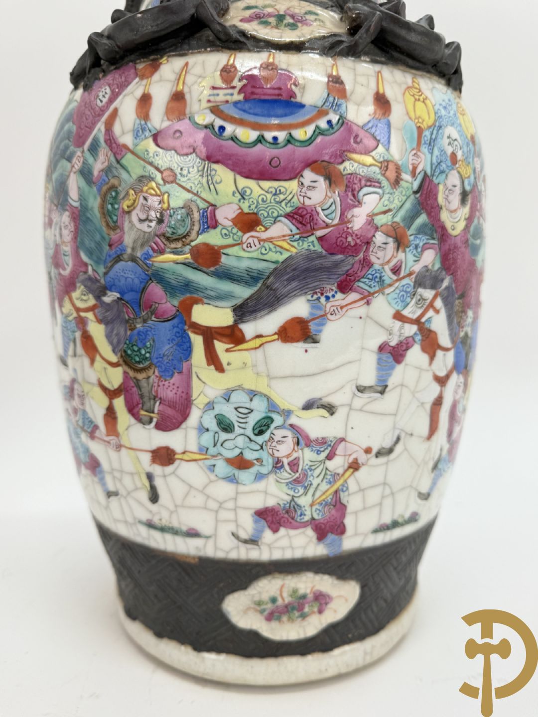 Paar Nankin vazen met dansende figuren en krijgertaferelen op houten sokkels