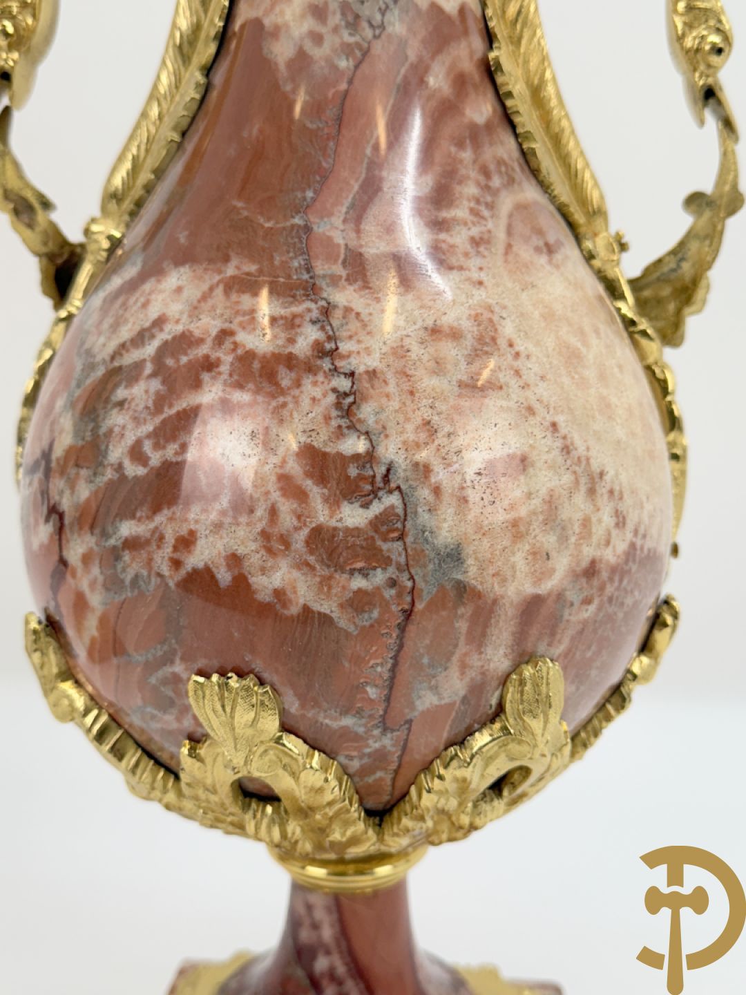 Paar marmeren cassolettes met zwanehalzen en guirlandes