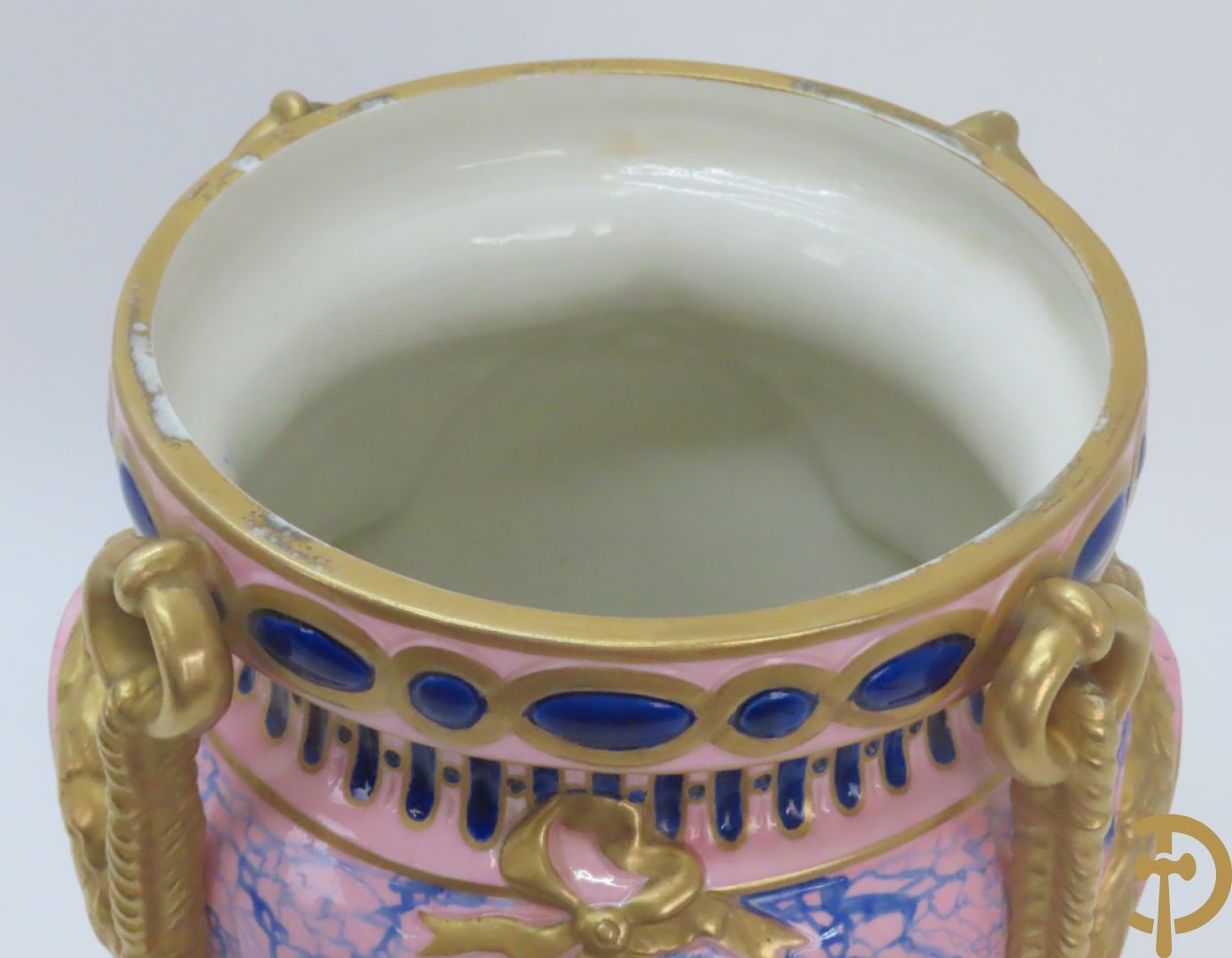 Franse porseleinen dekselpotiche bezet met decor van vogelmotieven en Louis XVI strikken, FB gemerkt