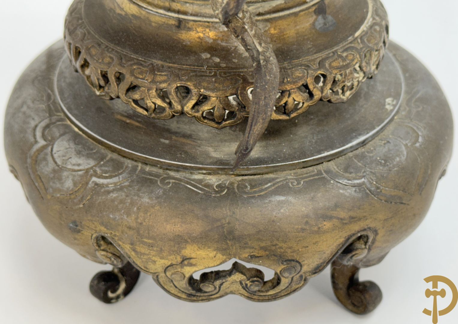 Aziatische pendule in zamak, zijdelings bezet met drakendecor en bovenaan met mythologisch figuur