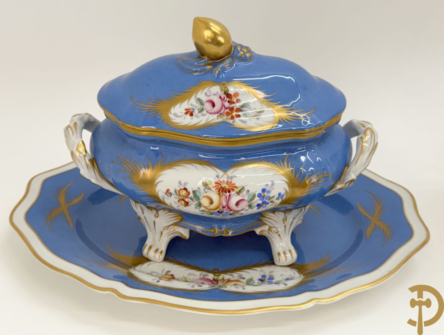 Milieu de table in porselein met bloemendecor + geajoureerde porseleinen Limoges coupe + porseleinen vaasje met cupido