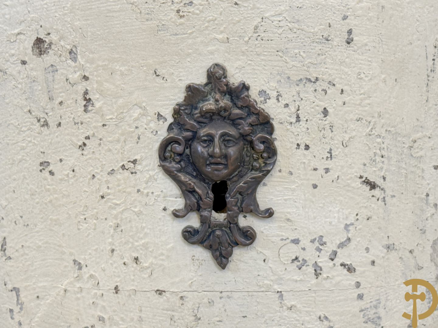 Gepatineerde 3 laden commode met bronzen trekkers en sleutelplaten