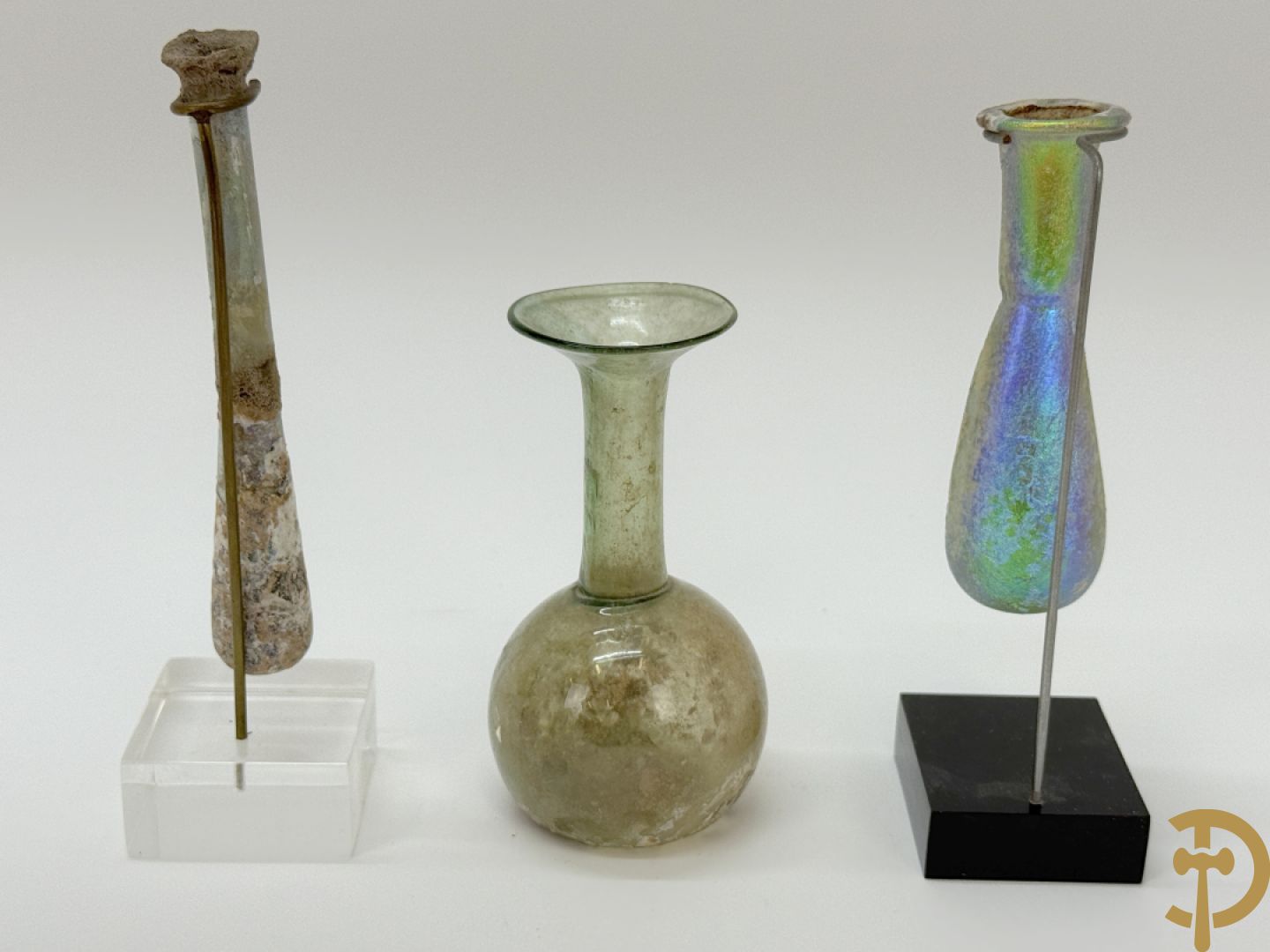 Drie antieke Romeinse glazen flesjes