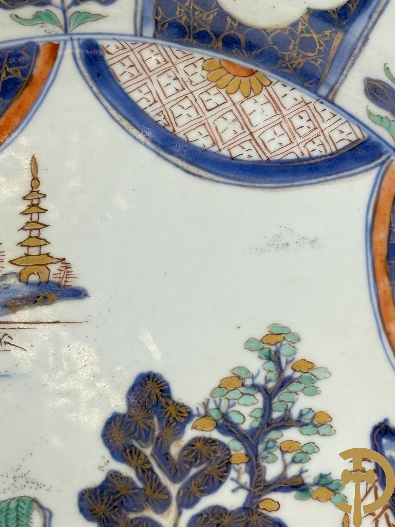 Chinees porseleinen Imari bord met landschapsdecor en bloemen