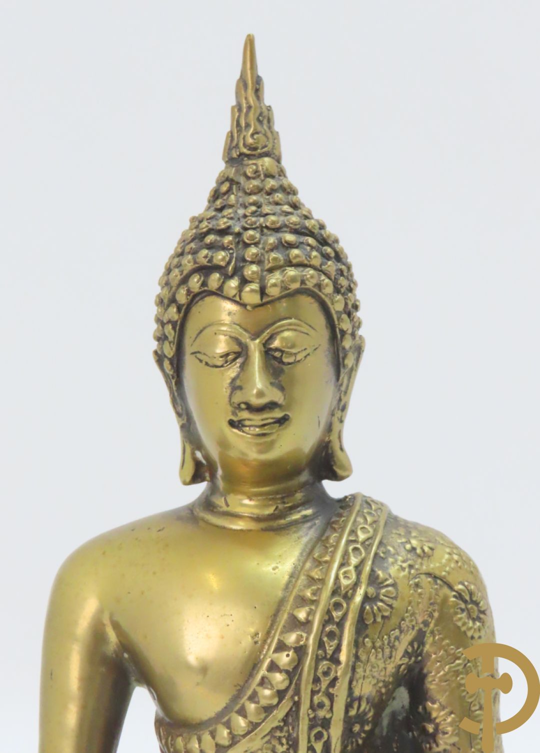 Bronzen zittende boedha + boedha in verweerd metaal