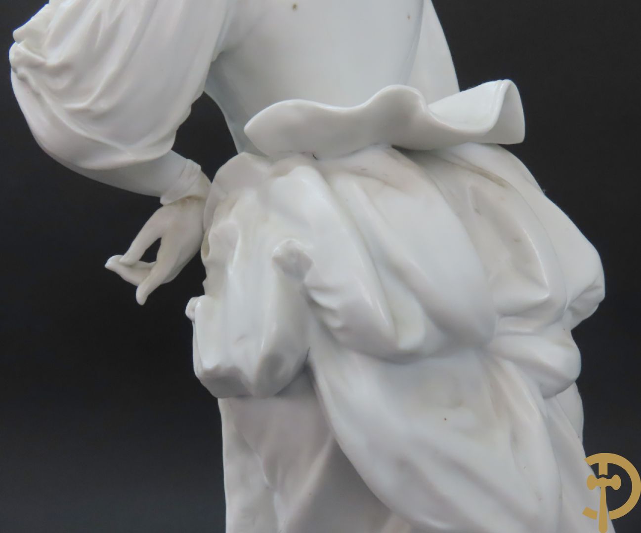 Paar grote witte biscuits van elegant koppel, onderaan gemerkt AM