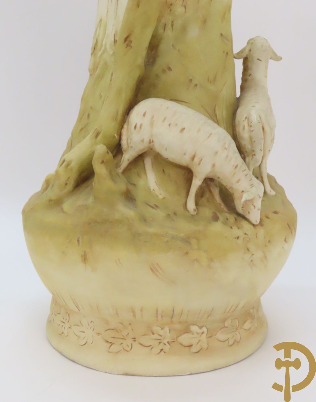 Paar Royal Dux vazen met herderpaar, gemerkt onderaan