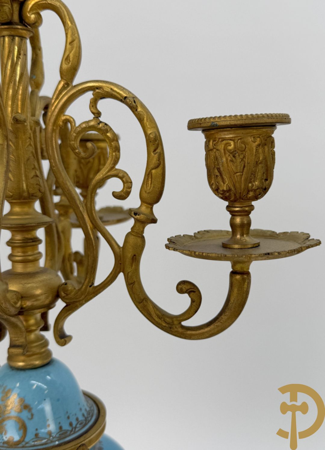 Paar Sèvres cassolettes met handbeschilderd romantisch decor van dame met cupido en landschapsdecor - met vergulde bronzen vierarmige kandelaar, Feccotte V. getekend