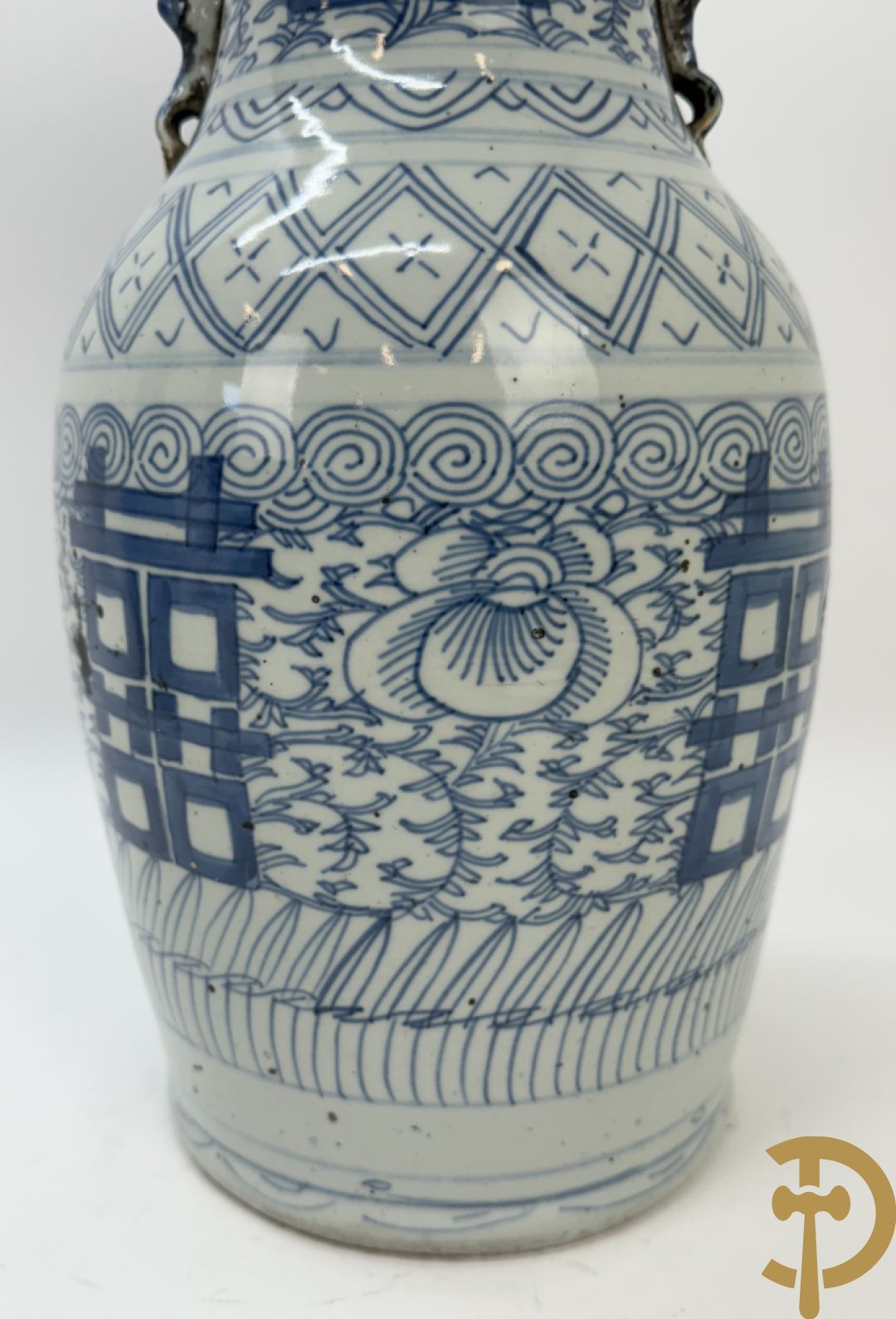 Paar blauw/witte Chinese porseleinen vazen met tekens en accanthusranken, 19e