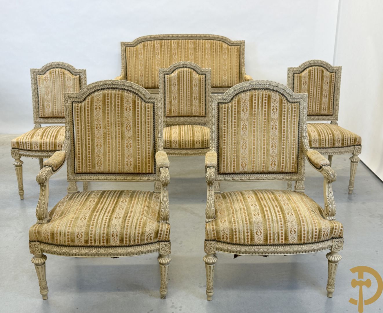 Gemonochromeerd salonensemble met gesculpteerde bladranken bestaande uit canapé, 2 armzetels en 3 stoelen