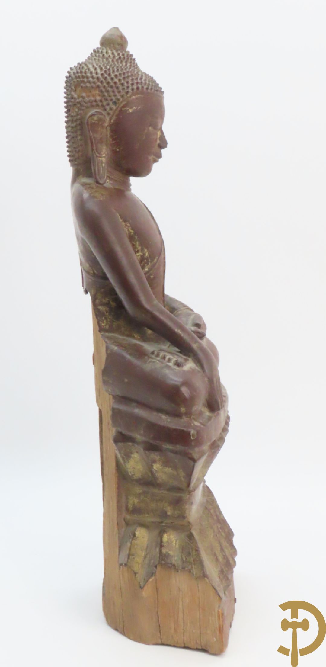 Houtgesculpteerde zittende boedha