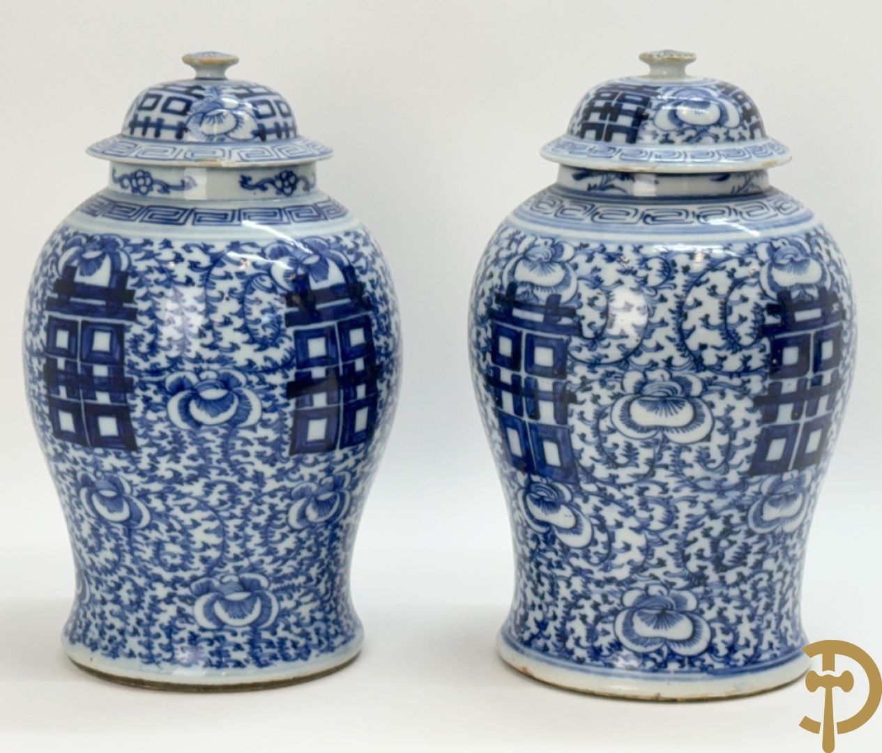 Paar blauw/witte Chinese porseleinen dekselpotiches met bloemen en Chinese tekens