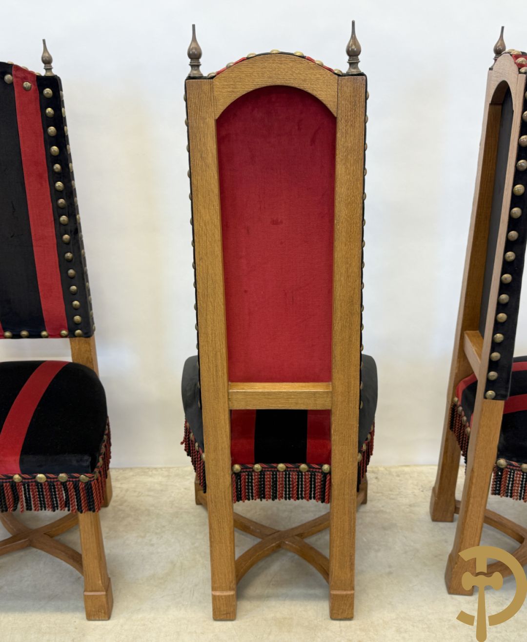 Massief eiken tafel met wangen en smeedijzer verbonden + 6 hoogleunige stoelen + 2 armzetels