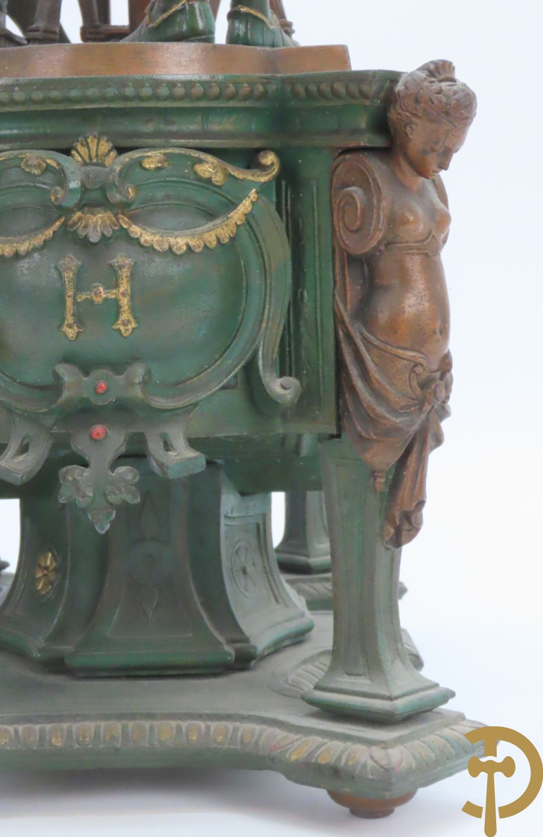 Driedelige kunstbronzen garnituur bestaande uit pendule met paar schakende edelheren, bezet met kariatiden - geflankeerd door paar driearmige kandelaars gehouden door 2 edelheren