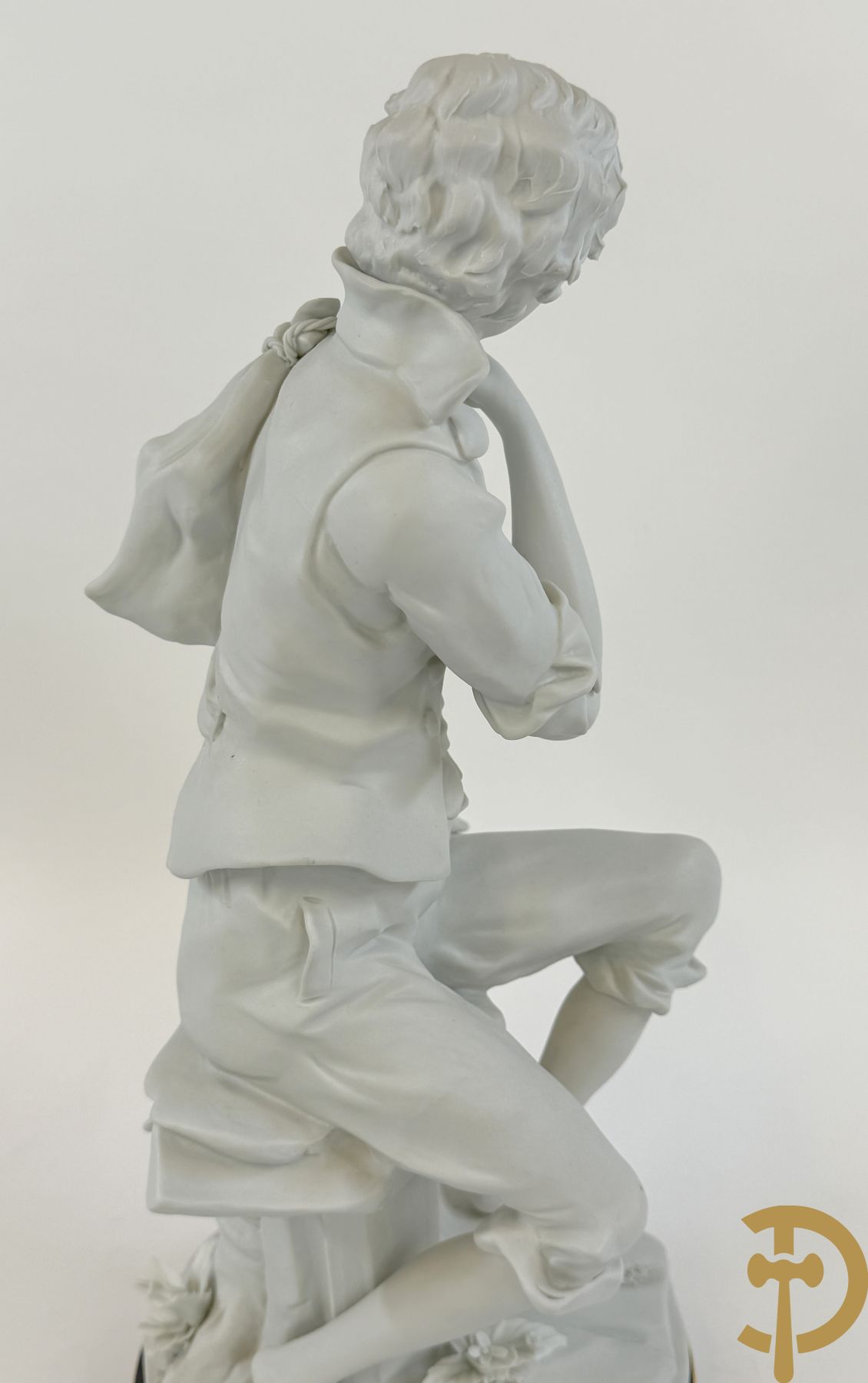 Italiaanse biscuitgroepen w.o. grote groep met 2 liggende naakte dames met zwaan, jongeman op rots, vioolspeler met edeldame, dame met kanten jurk en kinderen + Armani G. getekend 