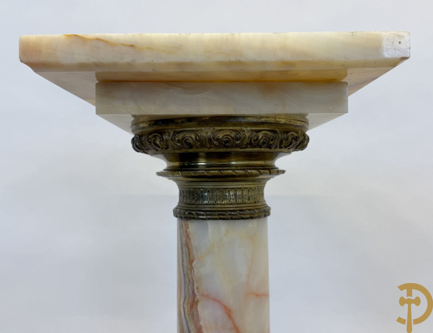 Marmeren zuil, onder en boven met beslag van accanthusranken bezet